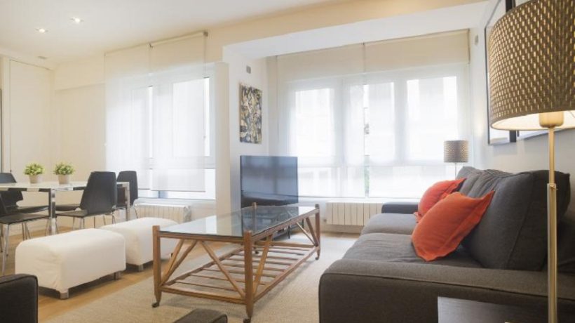 A small apartment with views of la concha beach decorated with great style