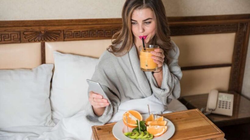 How to Eat Healthy While Staying in a Hotel