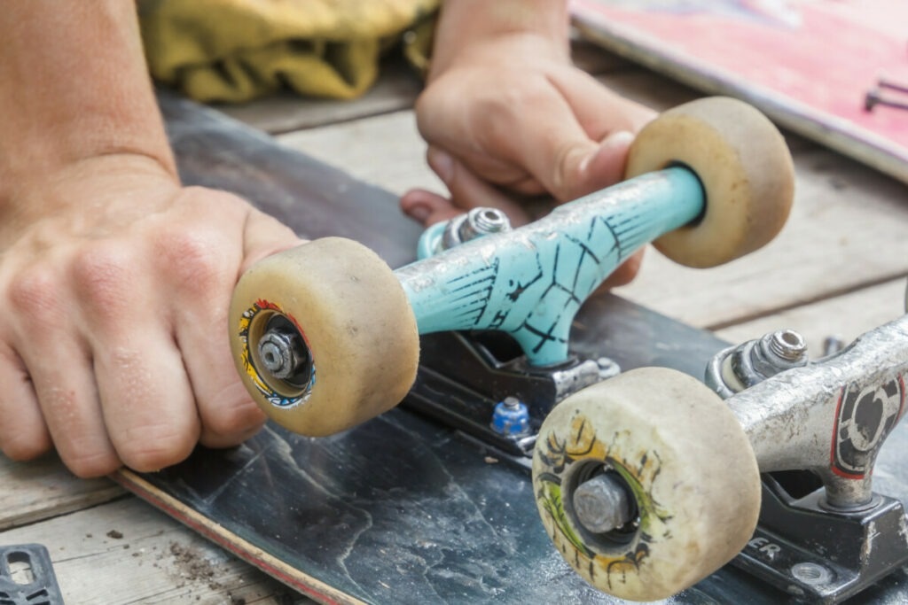 Can you glue a skateboard back together