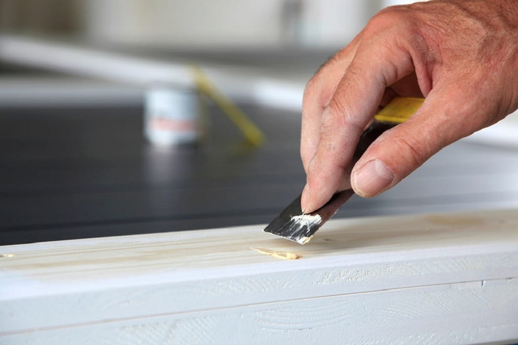 Can I use epoxy to fill cracks in wood